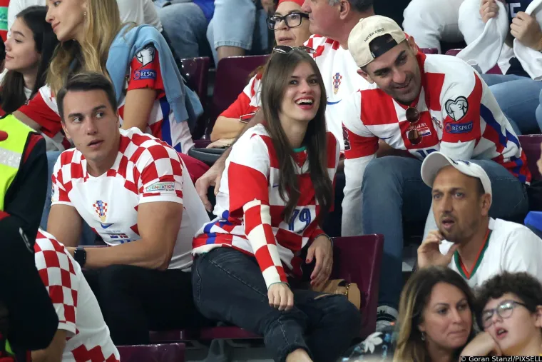 Prelijepa sestra Borne Sose itekako je plijenila pažnju na tribinama, a s njoj je navijala i djevojka mladog reprezentativca