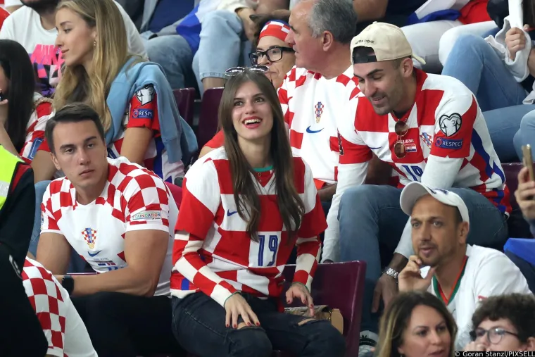 Prelijepa sestra Borne Sose itekako je plijenila pažnju na tribinama, a s njoj je navijala i djevojka mladog reprezentativca