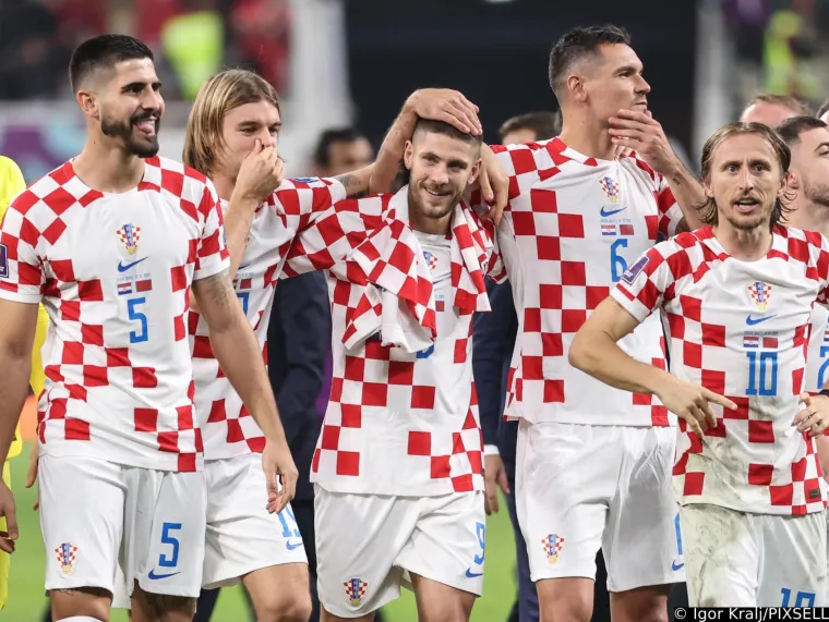 Prelijepa sestra Borne Sose itekako je plijenila pažnju na tribinama, a s njoj je navijala i djevojka mladog reprezentativca