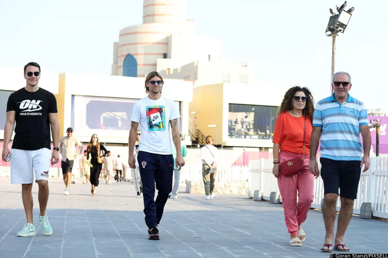 Prelijepa sestra Borne Sose itekako je plijenila pažnju na tribinama, a s njoj je navijala i djevojka mladog reprezentativca