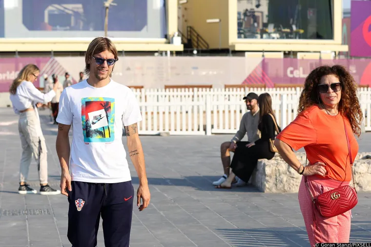 Prelijepa sestra Borne Sose itekako je plijenila pažnju na tribinama, a s njoj je navijala i djevojka mladog reprezentativca