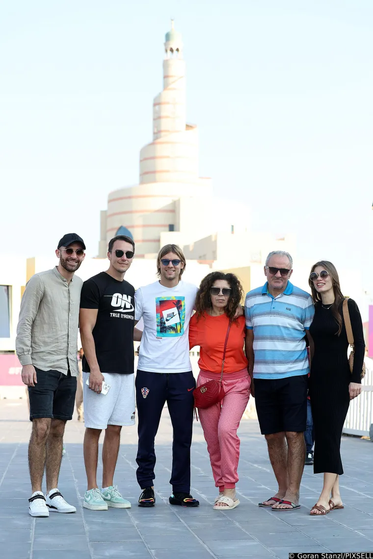 Prelijepa sestra Borne Sose itekako je plijenila pažnju na tribinama, a s njoj je navijala i djevojka mladog reprezentativca