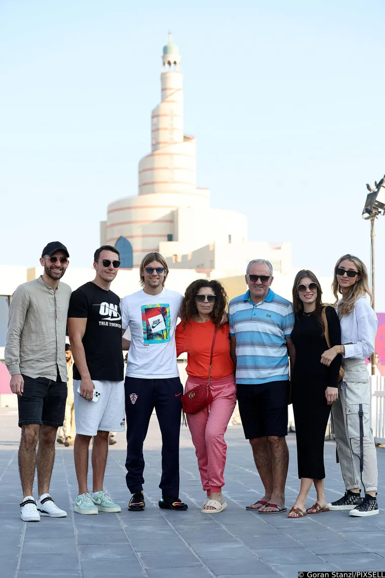 Prelijepa sestra Borne Sose itekako je plijenila pažnju na tribinama, a s njoj je navijala i djevojka mladog reprezentativca