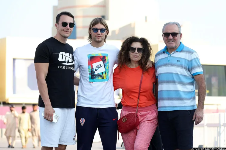 Prelijepa sestra Borne Sose itekako je plijenila pažnju na tribinama, a s njoj je navijala i djevojka mladog reprezentativca