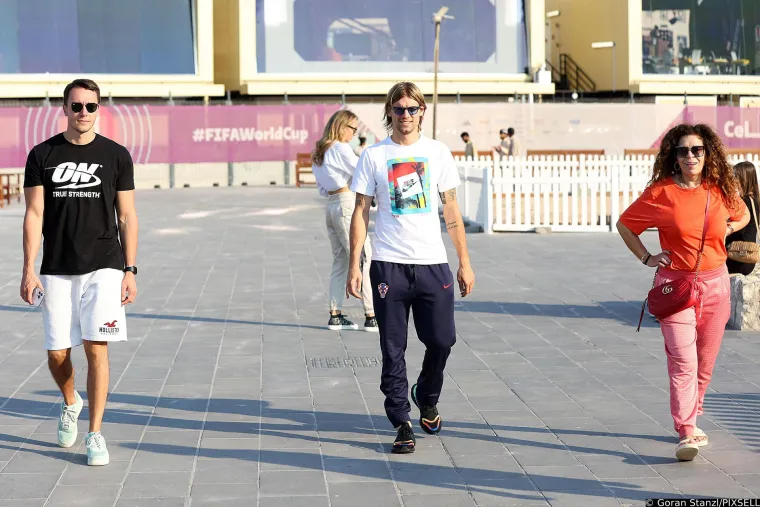 Prelijepa sestra Borne Sose itekako je plijenila pažnju na tribinama, a s njoj je navijala i djevojka mladog reprezentativca