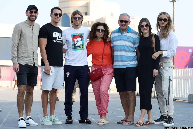 Prelijepa sestra Borne Sose itekako je plijenila pažnju na tribinama, a s njoj je navijala i djevojka mladog reprezentativca