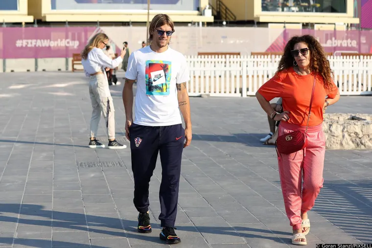 Prelijepa sestra Borne Sose itekako je plijenila pažnju na tribinama, a s njoj je navijala i djevojka mladog reprezentativca