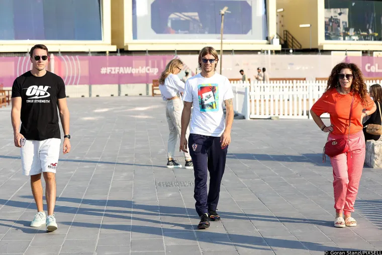 Prelijepa sestra Borne Sose itekako je plijenila pažnju na tribinama, a s njoj je navijala i djevojka mladog reprezentativca