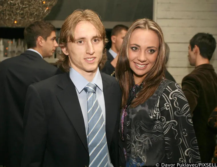Vanja (42) i Luka Modrić (39) imaju jednu od najposebnijih ljubavnih priča u svijetu sporta, koja je započela neobičnim poslovnim telefonskim pozivom koji je trajao čak tri sata.