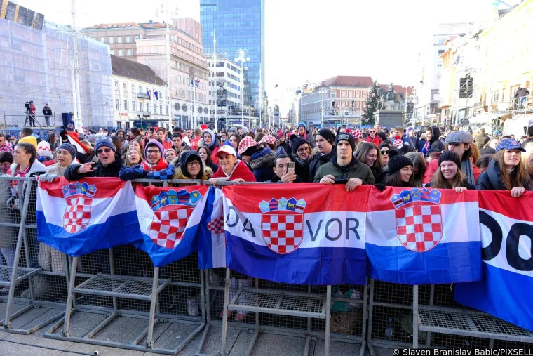 Zagrebački trg obojen u kockice, navijači pristižu četiri sata prije službenog početka dočeka