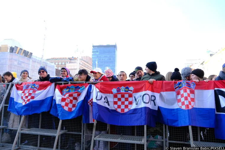Zagrebački trg obojen u kockice, navijači pristižu četiri sata prije službenog početka dočeka