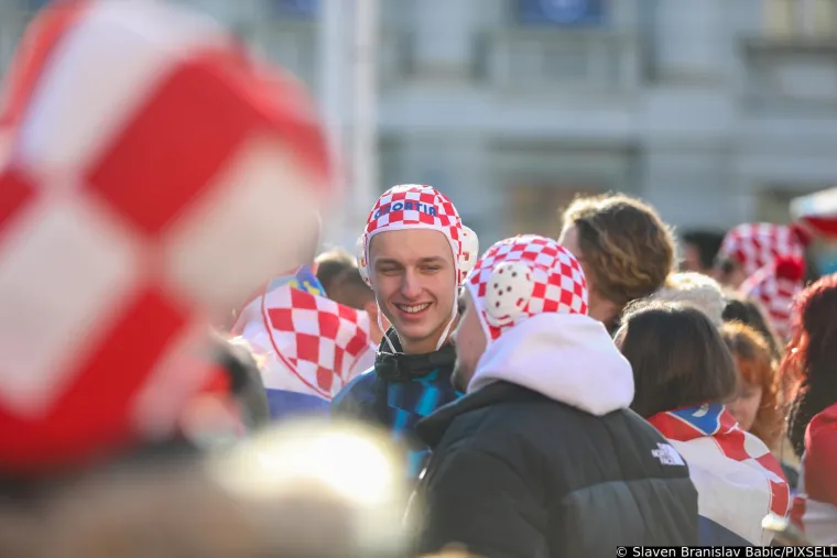 Zagrebački trg obojen u kockice, navijači pristižu četiri sata prije službenog početka dočeka