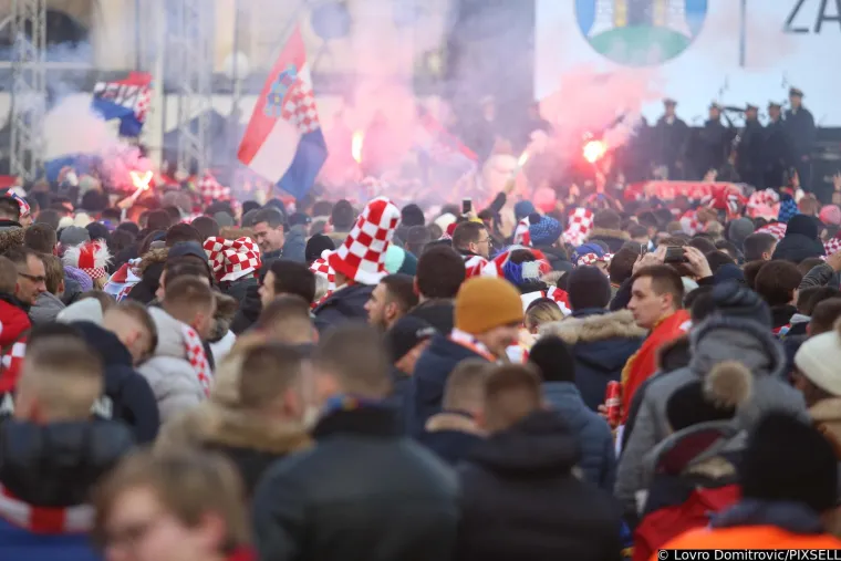 Pogledajte kadrove prepunog trga, navijači očekuju dolazak Vatrenih