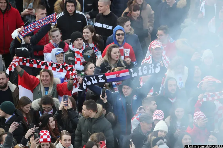 Pogledajte kadrove prepunog trga, navijači očekuju dolazak Vatrenih