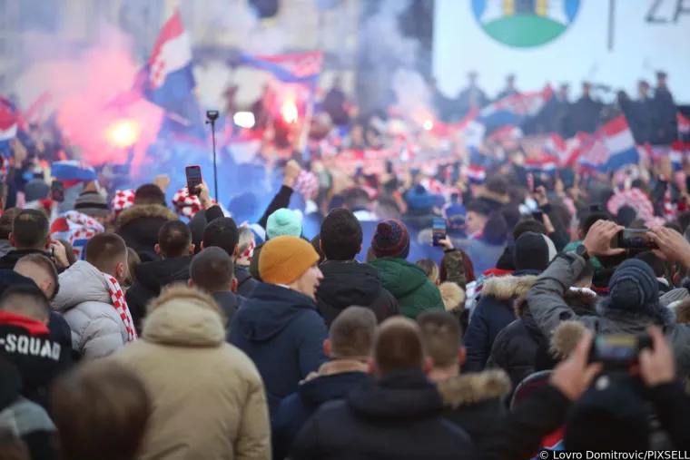 Pogledajte kadrove prepunog trga, navijači očekuju dolazak Vatrenih