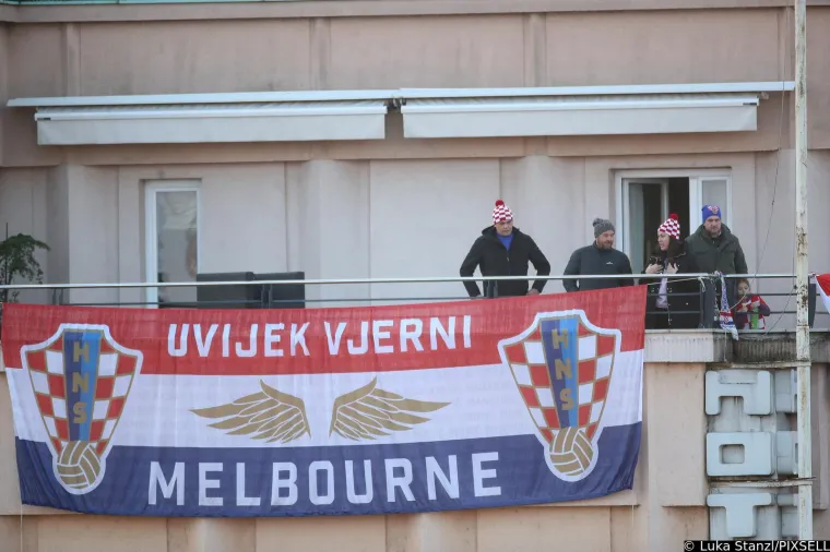 Pogledajte kadrove prepunog trga, navijači očekuju dolazak Vatrenih