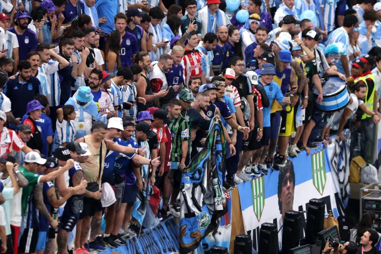 Ona zna kako privuči pozornost! Navijačica Argentine zasjenila svečano zatvaranje SP-a