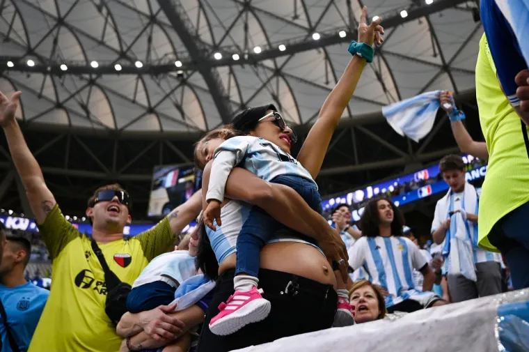 Staro, mlado i jo&scaron; nerođeno, svi su spremni: Donosimo navijačku atmosferu s velikog finala SP-a