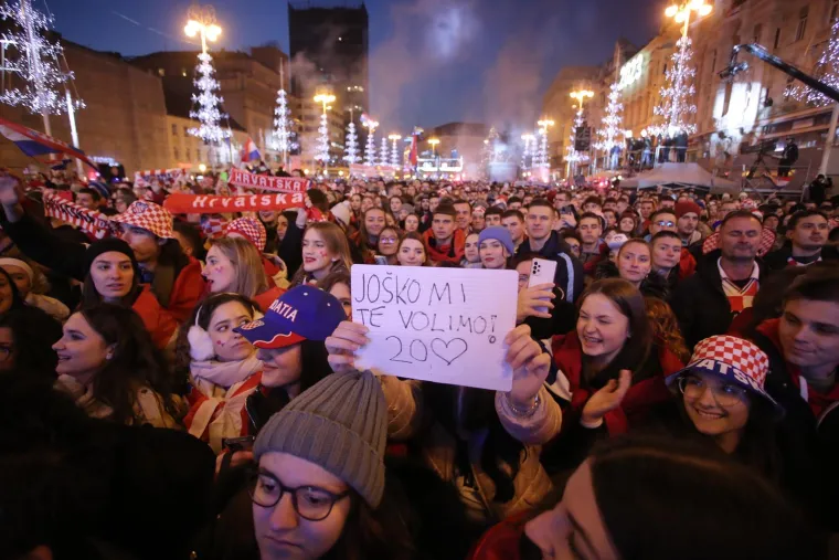 Doček Vatrenih: Navijači na Trgu bana Josipa Jelačića
