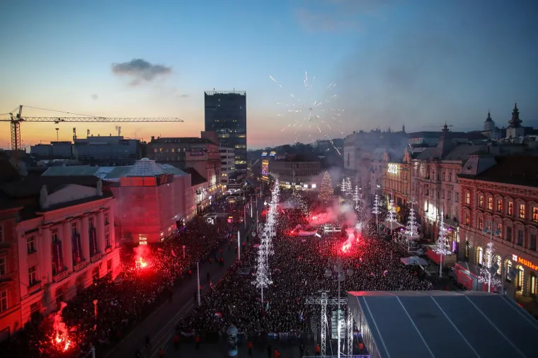Doček Vatrenih: Navijači na Trgu bana Josipa Jelačića