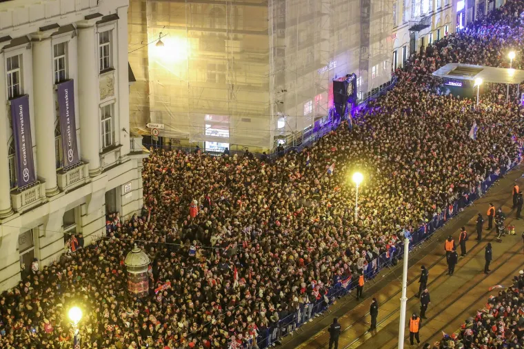 Doček Vatrenih: Navijači na Trgu bana Josipa Jelačića