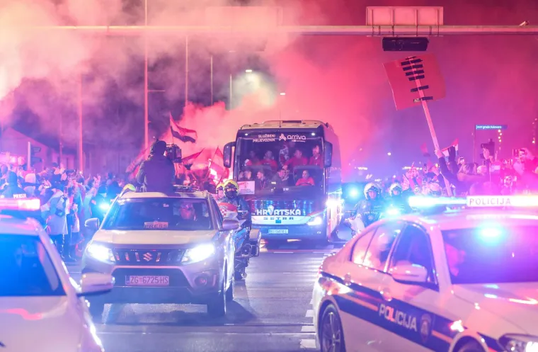 Doček Vatrenih: Navijači na Trgu bana Josipa Jelačića