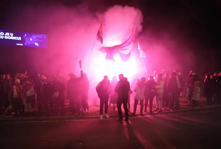 Navijači kod NSK dočekuju autobus Vatrenih 