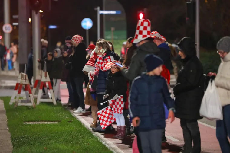 Navijači kod NSK dočekuju autobus Vatrenih 