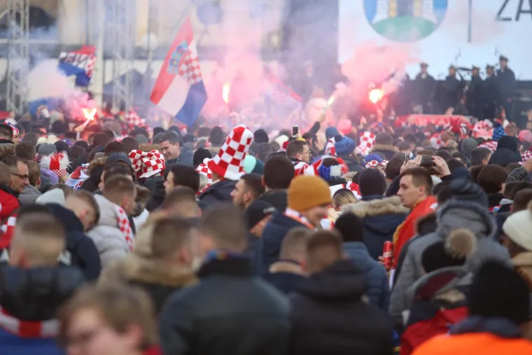 Doček Vatrenih: Navijači na Trgu bana Josipa Jelačića