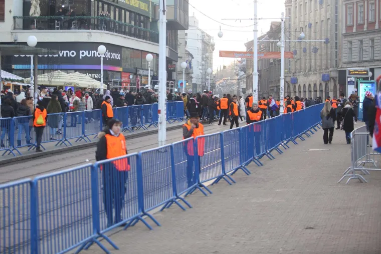 Doček Vatrenih: Navijači na Trgu bana Josipa Jelačića