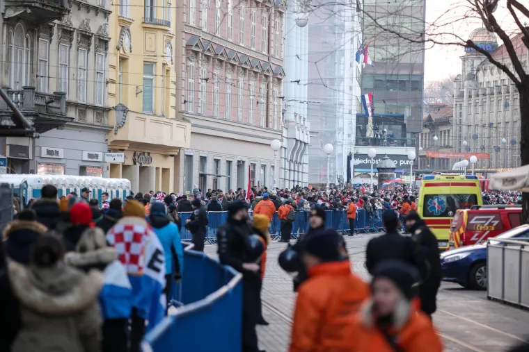 Doček Vatrenih: Navijači na Trgu bana Josipa Jelačića