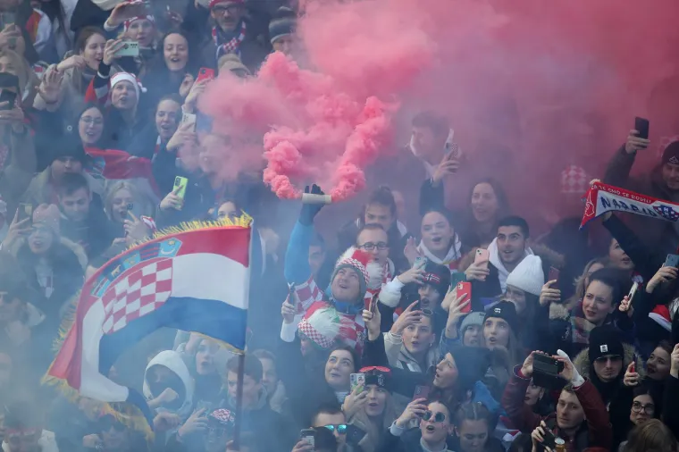 Doček Vatrenih: Navijači na Trgu bana Josipa Jelačića