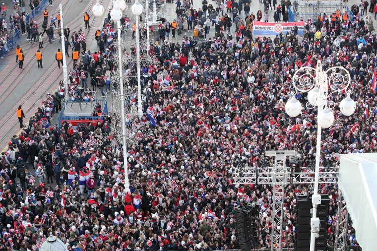 Doček Vatrenih: Navijači na Trgu bana Josipa Jelačića
