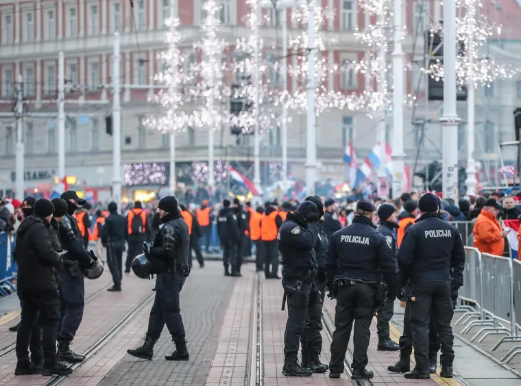 Doček Vatrenih: Navijači na Trgu bana Josipa Jelačića