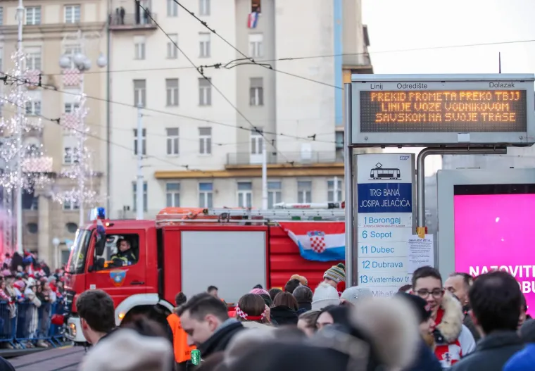 Doček Vatrenih: Navijači na Trgu bana Josipa Jelačića