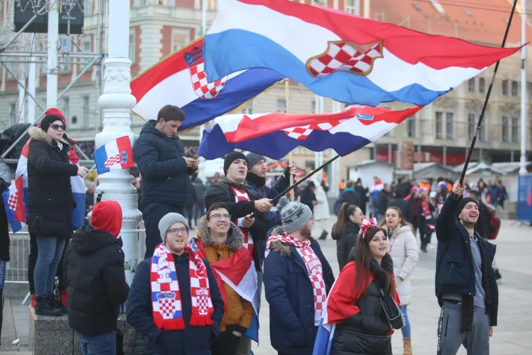 Jedan navijač se jako dobro opremio, nećete vjerovati kada vidite što je donio na trg