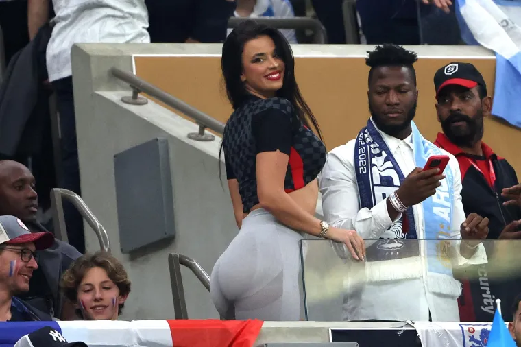 &apos;Nisam imala nikakvih problema. Sve je bilo dopušteno.  Brojni su mi prilazili i htjeli se fotografirati sa mnom. Nisam bila uhićena. Nisam morala napustiti stadion. Video na kojem pričam sa zaštitarom je bio izrezan. Prije svake utakmice fotografi su me fotografirali. Taj put sam ostala nešto duže. Zaštitar mi je došao samo reći da je vrijeme da odem na svoje mjesto. Nitko me nije htio izbaciti sa stadiona&apos;, rekla je. 