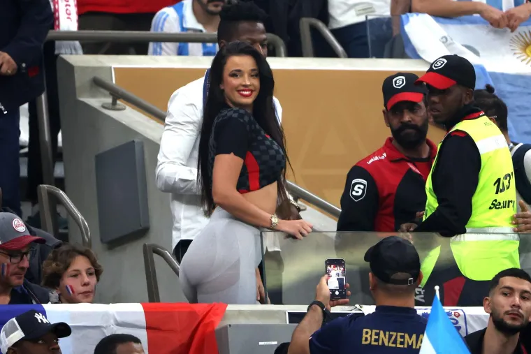 Evo &scaron;to radi Ivana Knoll dok su Vatreni putovali u Hrvatsku. Na tribinama je i opet je napravila show, frajeri nisu mogli skinuti pogled s nje