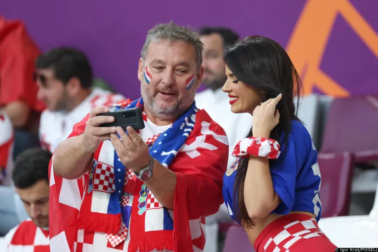 Evo &scaron;to radi Ivana Knoll dok su Vatreni putovali u Hrvatsku. Na tribinama je i opet je napravila show, frajeri nisu mogli skinuti pogled s nje