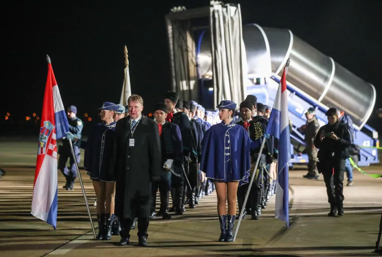 Nakon ovoga ćete ih voljeti još više. Pogledajte što su Dalić, Modrić i Kustić držali u rukama dok su izlazili iz aviona