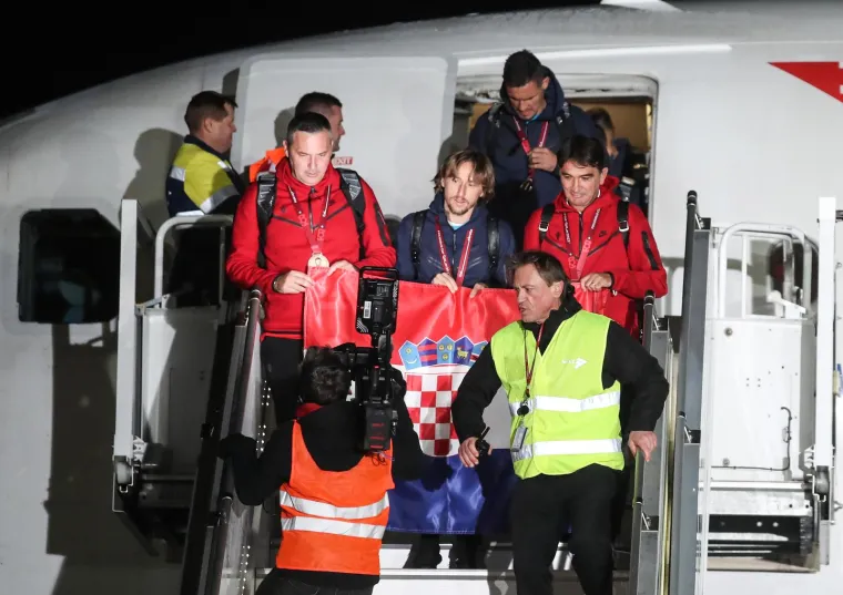 Izbornik Dalić vratio se u Hrvatsku i odmah se ozlijedio. Počela mu je teći krv, pazite &scaron;to mu se dogodilo