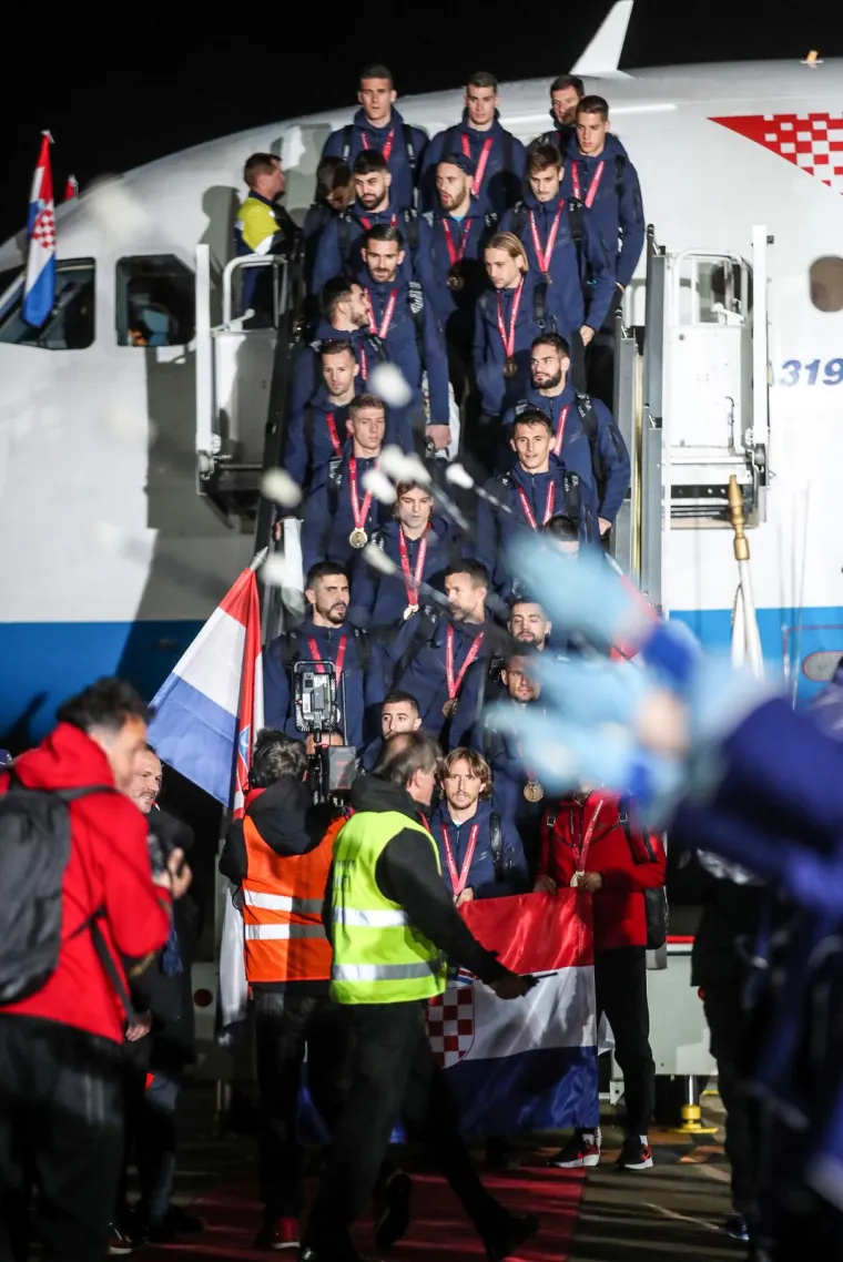 Izbornik Dalić vratio se u Hrvatsku i odmah se ozlijedio. Počela mu je teći krv, pazite &scaron;to mu se dogodilo