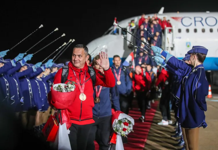 Izbornik Dalić vratio se u Hrvatsku i odmah se ozlijedio. Počela mu je teći krv, pazite &scaron;to mu se dogodilo