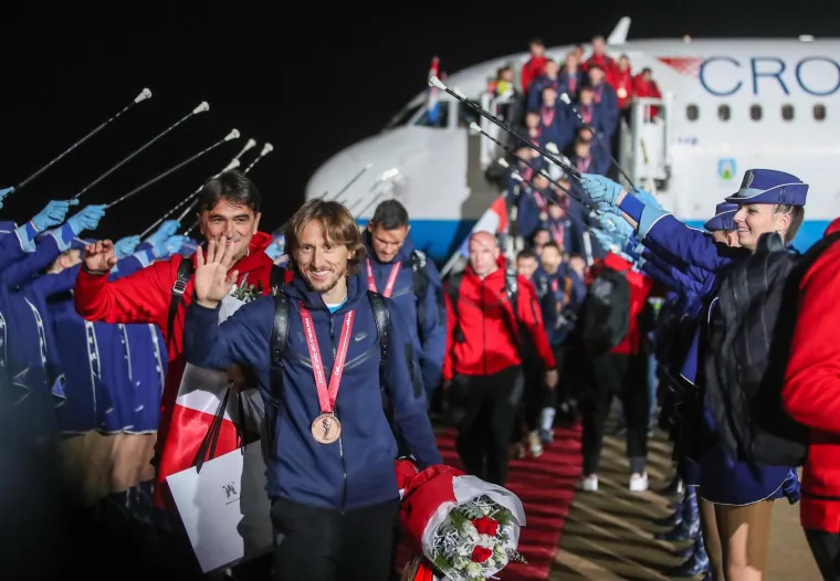 Izbornik Dalić vratio se u Hrvatsku i odmah se ozlijedio. Počela mu je teći krv, pazite &scaron;to mu se dogodilo