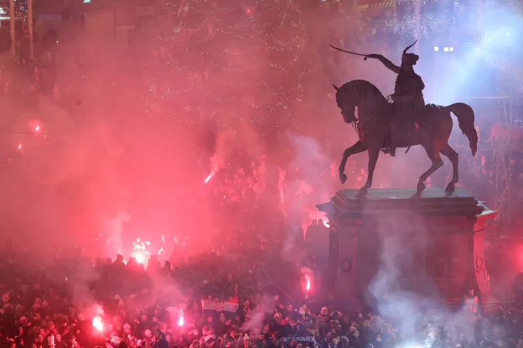 Ludilo na Trgu bana Jelačića! Vatrene dočekalo 80.000 ljudi, lete konfeti, gore baklje...