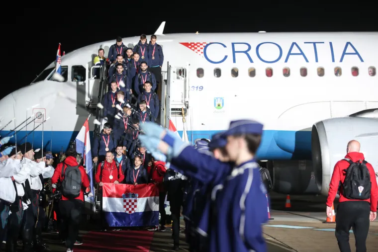 Ludilo na Trgu bana Jelačića! Vatrene dočekalo 80.000 ljudi, lete konfeti, gore baklje...