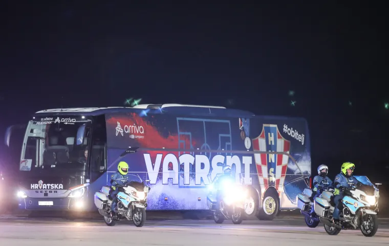 Ludilo na Trgu bana Jelačića! Vatrene dočekalo 80.000 ljudi, lete konfeti, gore baklje...