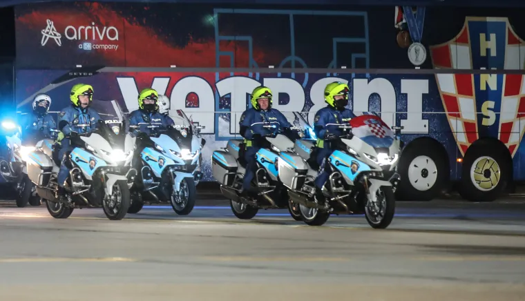 Ludilo na Trgu bana Jelačića! Vatrene dočekalo 80.000 ljudi, lete konfeti, gore baklje...