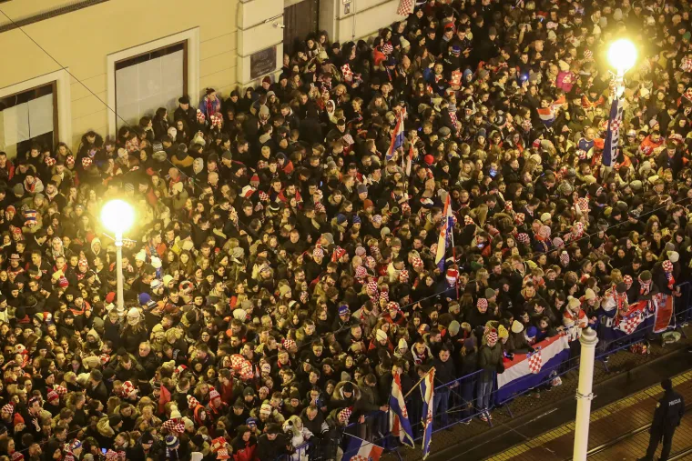 Ludilo na Trgu bana Jelačića! Vatrene dočekalo 80.000 ljudi, lete konfeti, gore baklje...