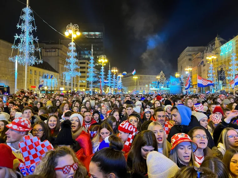 Ludilo na Trgu bana Jelačića! Vatrene dočekalo 80.000 ljudi, lete konfeti, gore baklje...